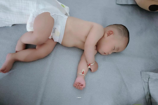 包生男孩正规公司几个月宝宝会抬头